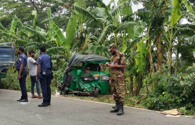 বরিশালের বাকেরগঞ্জে প্রাইভেটকার ও সিএনজির মুখোমুখি সংঘর্ষে চার বছরের শিশুসহ দুইজন নিহত হয়েছে। ছবি: শাওন খান