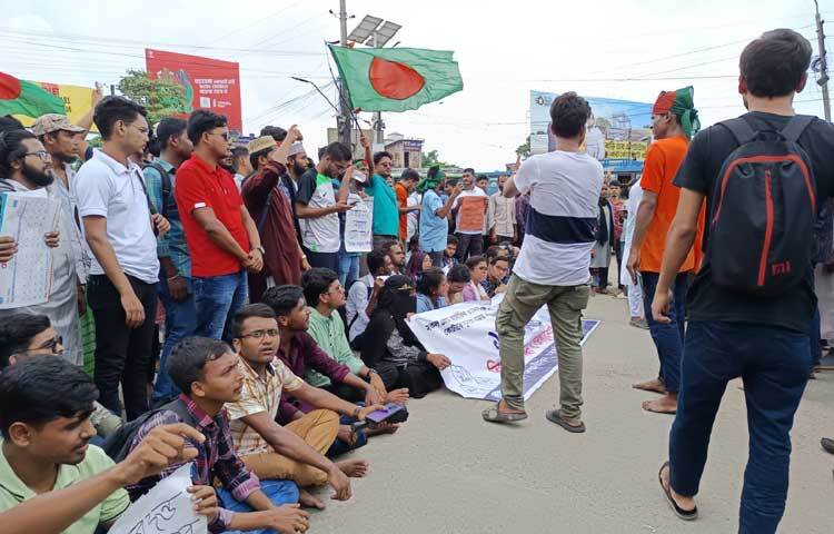 সরকারি চাকরিতে বৈষম্যমূলক কোটা পদ্ধতি বাতিলের দাবিতে ঢাকা-বরিশাল মহাসড়ক অবরোধ করে বিক্ষোভ করছে বরিশাল সরকারি ব্রজমোহন (বিএম) কলেজের শিক্ষার্থীরা। ছবি: শাওন খান