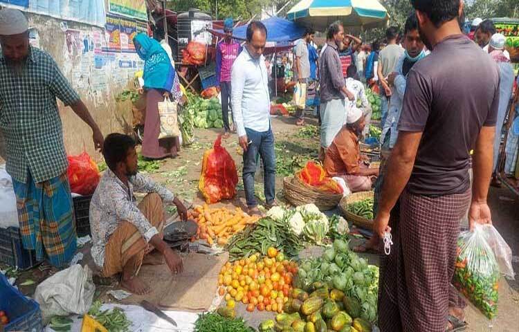 বরিশালের পাইকারি বাজারে অন্যান্য সবজির বেচাবিক্রি ভালো হলেও তিন সবজি (ফুলকপি-বাঁধাকপি-শালগম) নিয়ে বিপাকে পড়েছেন বহুমুখী সিটি মার্কেটের ব্যবসায়ীরা। ছবি: শাওন খান