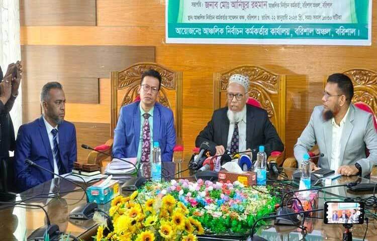 নির্বাচন কমিশনার আব্দুর রহমানেল মাছউদ বলেছেন, স্থানীয় সরকার নির্বাচন নয়, আগে জাতীয় সংসদ নির্বাচন নিয়ে ভাবছে কমিশন। এখন জাতির সামনে সবচেয়ে বড় ফোকাস সংসদ নির্বাচন। ছবি: শাওন খান