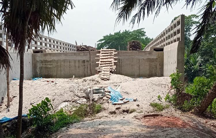 বরিশালের মুলাদিতে সংযোগ সড়ক না থাকায় কাজে আসছে ৭ কোটি টাকা ব্যয়ে নির্মিত এক সেতু। এতে ভোগান্তিতে রয়েছে ১০ গ্রামের কয়েক হাজার মানুষ। ছবি: শাওন খান