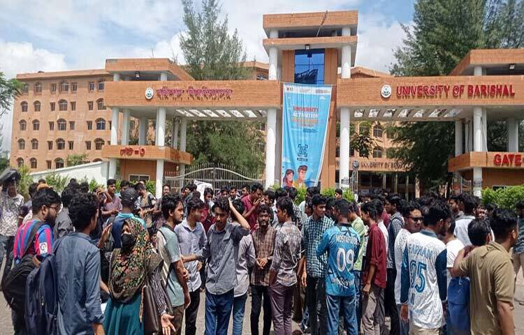 অবকাঠামোগত উন্নয়ন, আয়তন বৃদ্ধি ও নিরাপদ পরিবহন ব্যবস্থা নিশ্চিতের দাবিতে বরিশাল-কুয়াকাটা মহাসড়ক অবরোধ করে বিক্ষোভ করছেন বরিশাল বিশ্ববিদ্যালয়ের (ববি) শিক্ষার্থীরা। ছবি: শাওন খান