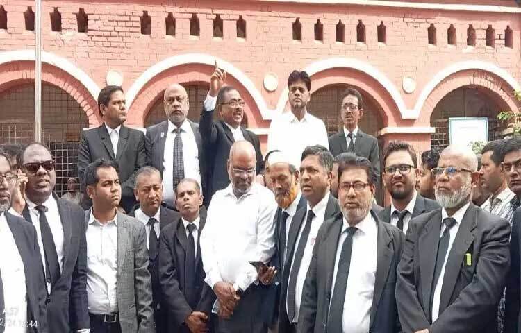 আওয়ামী লীগ নেতাকর্মীদের জামিন মঞ্জুর করায় বরিশাল চিফ মেট্রোপলিটন আদালত ও অতিরিক্ত চিফ মেট্রোপলিটন আদালতের কার্যক্রম বর্জন করেছে জেলা আইনজীবী সমিতি। যার ফলে দুর্ভোগের শিকার হচ্ছে সাধারণ বিচার প্রার্থীরা।