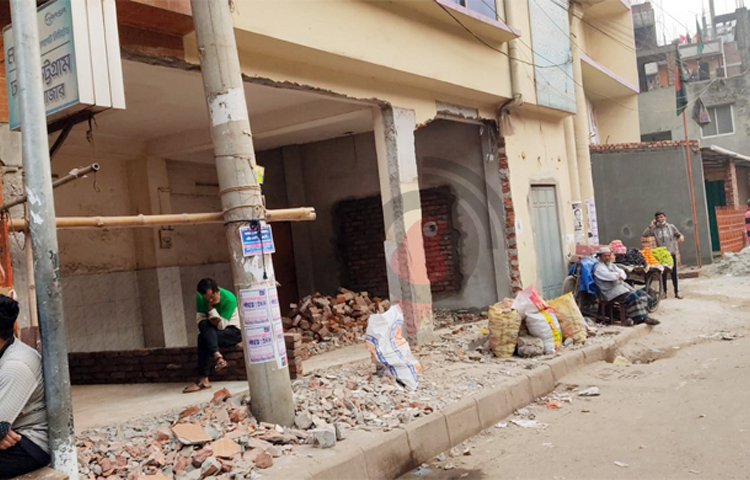 রাজধানীর সায়েদাবাদের রিজাউল করিম চৌধুরী কলেজের (আর কে চৌধুরী কলেজ) শ্রেণিকক্ষের দেওয়াল ভেঙে গড়ে তোলা হচ্ছে আন্তঃজেলা বাস কাউন্টার। ছবি: মুসা আহমেদ