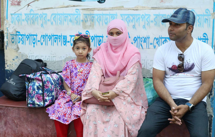 কাউন্টারে বসে বাসের জন্য অপেক্ষা করছেন যাত্রীরা। তাদের চোখেমুখে রয়েছে ঈদ আনন্দের ঝলক। ছবি: মাহবুব আলম