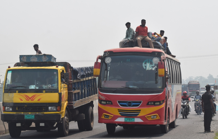 হাটিকুমরুল হাইওয়ে থানার ওসি আব্দুল ওয়াদুদ বলেন, মহাসড়কে গত দুদিনের তুলনায় আজ যানবাহনের চাপ বেড়েছে। তবে কোথাও যানজট নেই। ছবি: এম এ মালেক