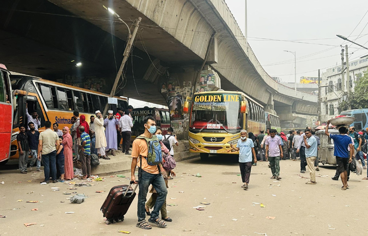 এদিকে সড়কের জট ফ্লাইওভারেও ছড়িয়ে পড়েছে। শুধু ধোলাইপাড় মোড় পার হতেই সময় লাগছে ঘণ্টার বেশি। ছবি: ইসমাইল হোসেন রাসেল