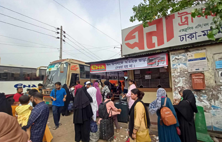 এবার ঈদের সরকারি ছুটি শুরু হচ্ছে ১০ এপ্রিল থেকে। তবে ৪ এপ্রিল থেকেই শুরু হয়েছে এবারের ঈদযাত্রা। ছবি: মাহবুব আলম