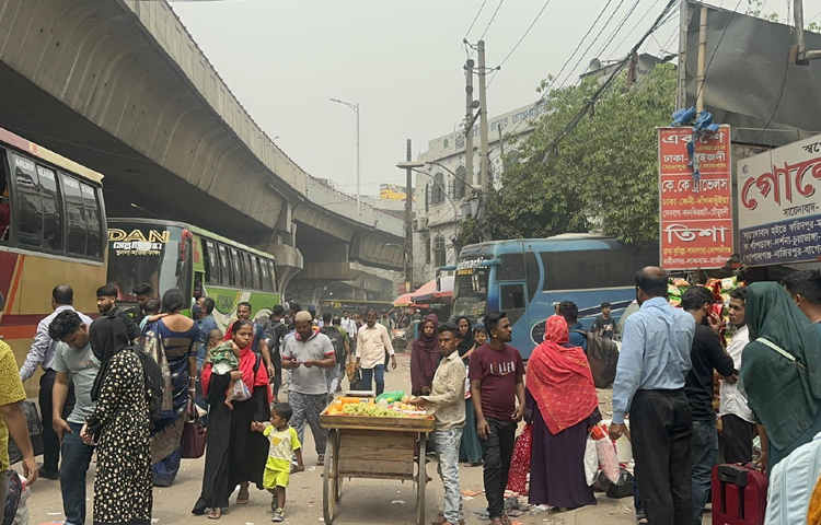 রাজধানী ছাড়তেই ঘণ্টার পর ঘণ্টা অপেক্ষা করতে হচ্ছে। গাড়িগুলো ঢাকায় নির্ধারিত সময়ে আসতে না পারায় ছাড়ছেও দেরিতে। ছবি: ইসমাইল হোসেন রাসেল