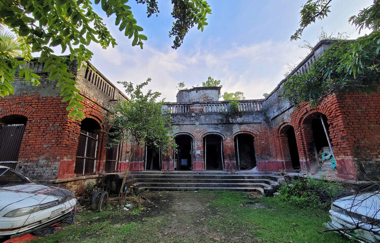 সাতক্ষীরায় অবস্থিত বসন্তপুর জমিদার বাড়ি। ঐতিহাসিক এই জমিদার বাড়িটি বাংলাদেশ ও ভারতকে ভাগ করে দেওয়া ইছামতী নদীর তীরে অবস্থিত। ছবি: বোহেমিয়ান ফয়সাল