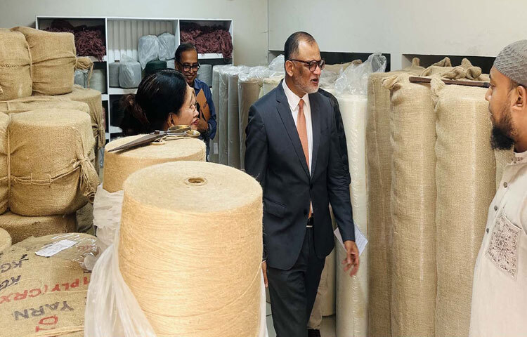 ঢাকায় ফার্মগেটের জুট ডাইভারসিফিকেশন প্রমোশন সেন্টারে পাটভিত্তিক ক্ষুদ্র ও মাঝারি উদ্যোগের জন্য টেকসই বাজার প্রবেশ বিষয়ক বুটক্যাম্পের উদ্বোধন অনুষ্ঠান শেষে জুট ডাইভারসিফিকেশন প্রমোশন সেন্টারে বিক্রয় কেন্দ্র পরিদর্শন করেন বাণিজ্য এবং বস্ত্র ও পাট উপদেষ্টা শেখ বশিরউদ্দীন। ছবি: পিআইডি