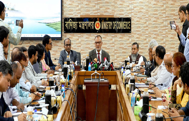 মন্ত্রণালয়ের সম্মেলনকক্ষে ২০২৫-২৬ অর্থ বছরের রপ্তানি লক্ষ্যমাত্রা নির্ধারণ সংক্রান্ত সভা শেষে সাংবাদিকদের ব্রিফ করেন বাণিজ্য উপদেষ্টা শেখ বশিরউদ্দীন। ছবি: পিআইডি