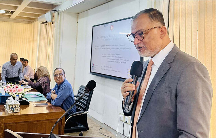 বাণিজ্য এবং বস্ত্র ও পাট উপদেষ্টা শেখ বশিরউদ্দীন ঢাকায় ফার্মগেটের জুট ডাইভারসিফিকেশন প্রমোশন সেন্টারে পাটভিত্তিক ক্ষুদ্র ও মাঝারি উদ্যোগের জন্য টেকসই বাজার প্রবেশ বিষয়ক বুটক্যাম্পের উদ্বোধন অনুষ্ঠানে প্রধান অতিথির বক্তৃতা করেন। ছবি: পিআইডি