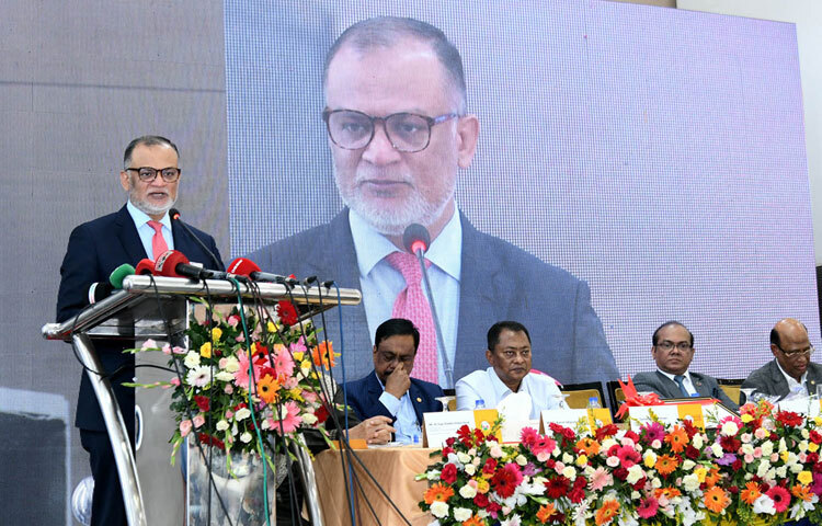 ঢাকায় ইন্টারন্যাশনাল কনভেনশন সিটি বসুন্ধরায় জাতীয় ফার্নিচার মেলা ২০২৫-এর উদ্বোধন অনুষ্ঠানে প্রধান অতিথির বক্তৃতা করেন বাণিজ্য উপদেষ্টা শেখ বশিরউদ্দীন। ছবি: পিআইডি