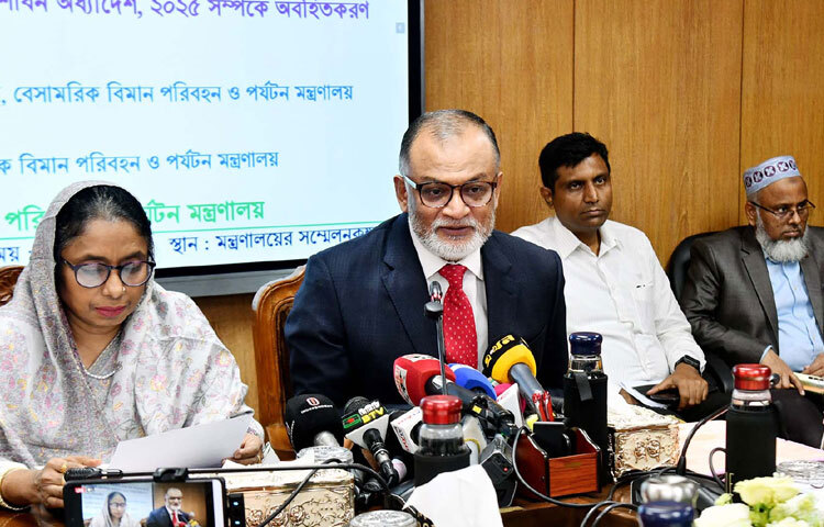 বেসামরিক বিমান পরিবহন ও পর্যটন উপদেষ্টা শেখ বশিরউদ্দীন ঢাকায় মন্ত্রণালয়ের সম্মেলন কক্ষে বেসামরিক বিমান চলাচল (সংশোধন) অধ্যাদেশ, ২০২৫ এবং বাংলাদেশ ট্রাভেল এজেন্সি (নিবন্ধন ও নিয়ন্ত্রণ) সংশোধন অধ্যাদেশ ২০২৫ বিষয়ে সাংবাদিকদের ব্রিফ করেন। ছবি: পিআইডি