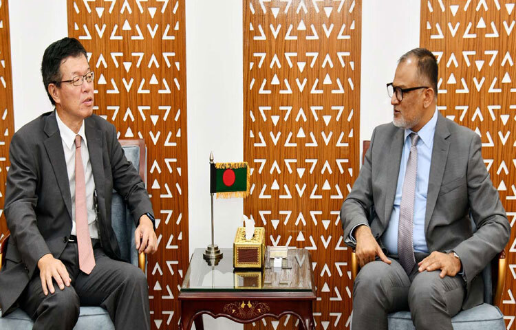 বাণিজ্য উপদেষ্টা শেখ বশিরউদ্দীনের সঙ্গে মন্ত্রণালয়ে তার অফিস কক্ষে সাক্ষাৎ করেন বাংলাদেশে জাপানের রাষ্ট্রদূত সাইদা শিনিচি। ছবি: পিআইডি