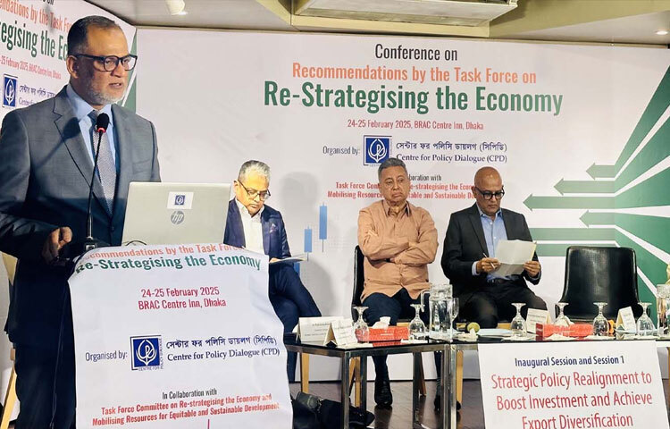 ঢাকায় ব্র্যাক সেন্টার ইন-এ সেন্টার ফর পলিসি ডায়লগ আয়োজিত ‘অর্থনীতির পুনর্বিন্যাস বিষয়ে টাস্ক ফোর্সের সুপারিশ’ বিষয়ক সম্মেলনে প্রধান অতিথির বক্তৃতা করেন বাণিজ্য উপদেষ্টা শেখ বশিরউদ্দীন। ছবি: পিআইডি