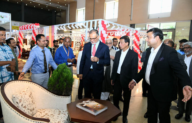 ঢাকায় ইন্টারন্যাশনাল কনভেনশন সিটি বসুন্ধরায় জাতীয় ফার্নিচার মেলা ২০২৫-এর উদ্বোধন শেষে পরির্দশন করেন বাণিজ্য উপদেষ্টা শেখ বশিরউদ্দীন। ছবি: পিআইডি