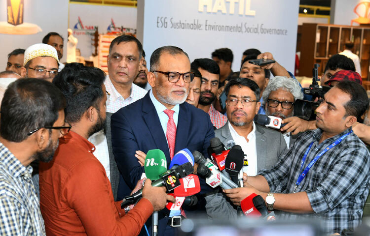বাণিজ্য উপদেষ্টা শেখ বশিরউদ্দীন ঢাকায় ইন্টারন্যাশনাল কনভেনশন সিটি বসুন্ধরায় জাতীয় ফার্নিচার মেলা ২০২৫-এর উদ্বোধন শেষে সাংবাদিকদের ব্রিফ করেন। ছবি: পিআইডি