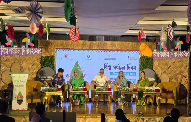 ঢাকায় আগারগাঁওয়ে পর্যটন ভবনে বিশ্ব পর্যটন দিবস ২০২৫ উপলক্ষ্যে আয়োজিত অনুষ্ঠানে প্রধান অতিথি হিসেবে উপস্থিত ছিলেন সামরিক বিমান পরিবহন ও পর্যটন উপদেষ্টা শেখ বশিরউদ্দীন। ছবি: পিআইডি