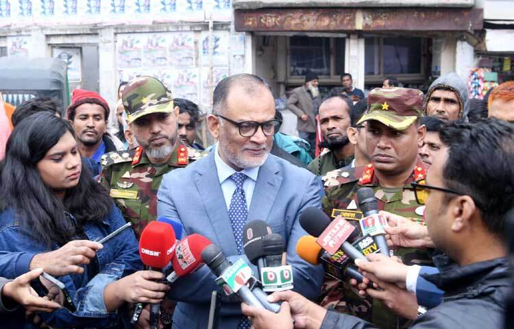 বাণিজ্য উপদেষ্টা শেখ বশিরউদ্দীন ঢাকায় তেজগাঁওয়ে দেশব্যাপী স্মার্ট ফ্যামিলি কার্ডের মাধ্যমে নিম্নআয়ের পরিবারের মাঝে চলতি মাসের টিসিবিপণ্য বিক্রয় কার্যক্রম উদ্বোধন শেষে সাংবাদিকদের ব্রিফ করেন। ছবি: পিআইডি