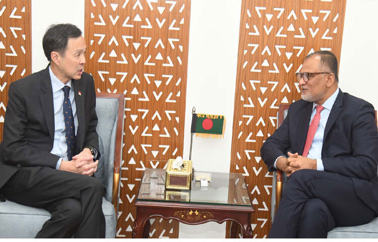 বাণিজ্য উপদেষ্টা শেখ বশিরউদ্দীনের সঙ্গে মন্ত্রণালয়ে তার অফিসকক্ষে সাক্ষাৎ করেন বাংলাদেশে সিঙ্গাপুরের অনাবাসিক হাইকমিশনার ডেরেক লোহ ইউ-তসে। ছবি: পিআইডি