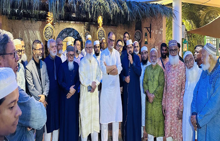 ঢাকায় ধানমন্ডিতে মসজিদ উত-তাকওয়া সোসাইটির আয়োজনে তিন দিনব্যাপী সিরাত ২০২৫-এর উদ্বোধন শেষে প্রতীকীরূপে মহানবি (সা.)-এর যাপিত জীবনকে তুলে ধরে মাটির ঘর, খেঁজুর পাতার ছাওনি, তৈজসপত্র এবং প্রিয় খাবার প্রদর্শনী ঘুরে দেখেন বাণিজ্য উপদেষ্টা শেখ বশিরউদ্দীন। ছবি: পিআইডি