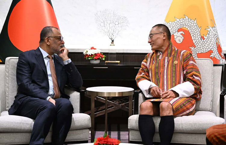 অন্তর্বর্তী সরকারের বাণিজ্য উপদেষ্টা শেখ বশিরউদ্দীন সফররত ভুটানের প্রধানমন্ত্রী শেরিং তোবগের সঙ্গে সাক্ষাৎ করেছেন। ছবি: সিএ প্রেস উইং
