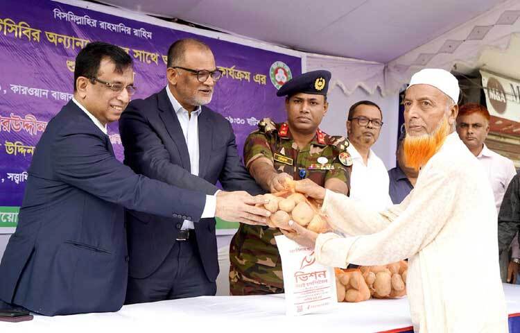 ঢাকার কারওয়ান বাজারে ভ্রাম্যমাণ ট্রাকে টিসিবির অন্যান্য পণ্যের সাথে ক্রেতাদের হাতে আলু তুলে দিয়ে বিক্রয় কার্যক্রম উদ্বোধন করেন বাণিজ্য উপদেষ্টা শেখ বশিরউদ্দিন। ছবি: পিআইডি