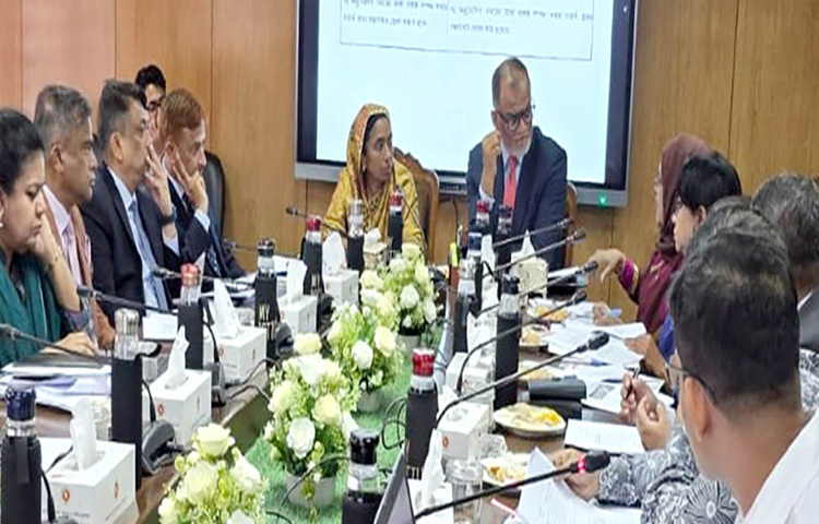 মন্ত্রণালয়ের সভাকক্ষে ২০২৪-২৫ অর্থবছরের বার্ষিক উন্নয়ন পরিকল্পনার অগ্রগতি পর্যালোচনা সভায় সভাপতিত্ব করেন বেসামরিক বিমান পরিবহন ও পর্যটন উপদেষ্টা শেখ বশিরউদ্দীন। ছবি: পিআইডিখাদ্য উপদেষ্টা আলী ইমাম মজুমদার