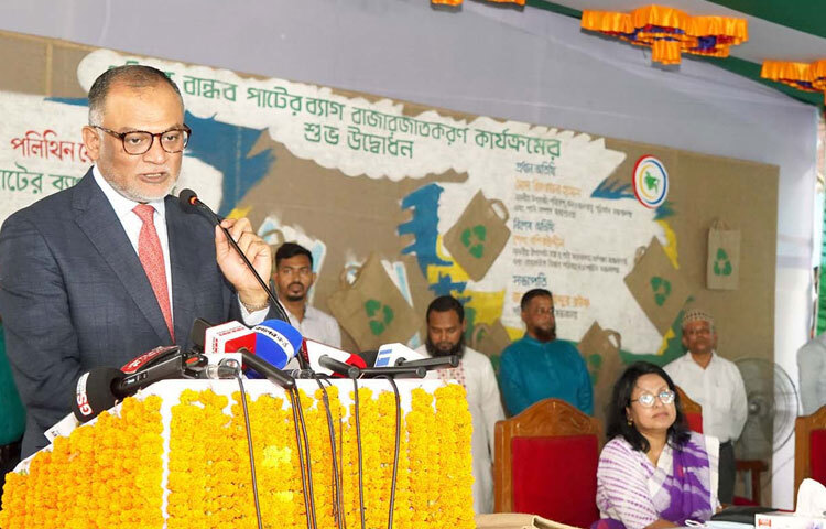 ঢাকায় কারওয়ান বাজারে পরিবেশ বান্ধব পাটের ব্যাগ বাজারজাতকরণ কার্যক্রমের উদ্বোধন অনুষ্ঠানে বিশেষ অতিথির বক্তৃতা করেন বাণিজ্য উপদেষ্টা শেখ বশিরউদ্দীন। ছবি: পিআইডি