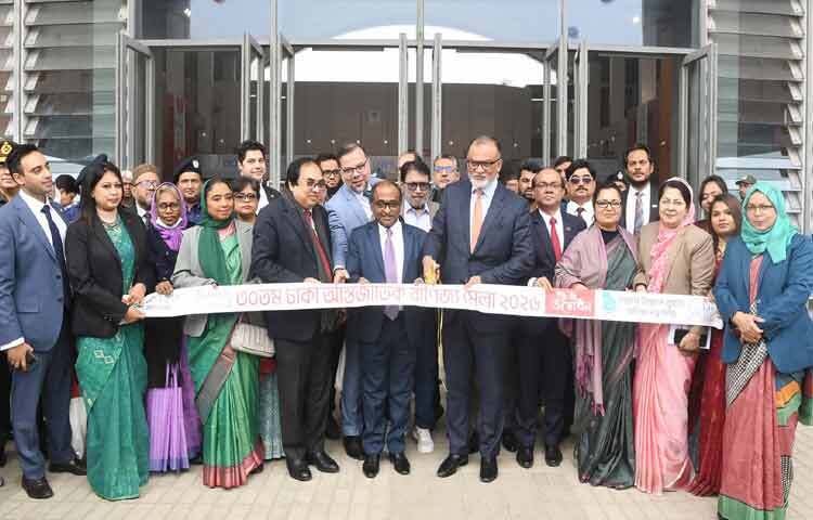 পূর্বাচলে বাংলাদেশ চায়না ফ্রেন্ডশিপ এক্সিবিশন সেন্টারে ৩০তম ঢাকা আন্তর্জাতিক বাণিজ্যমেলার উদ্বোধন করেন বাণিজ্য উপদেষ্টা শেখ বশিরউদ্দীন। ছবি: পিআইডি