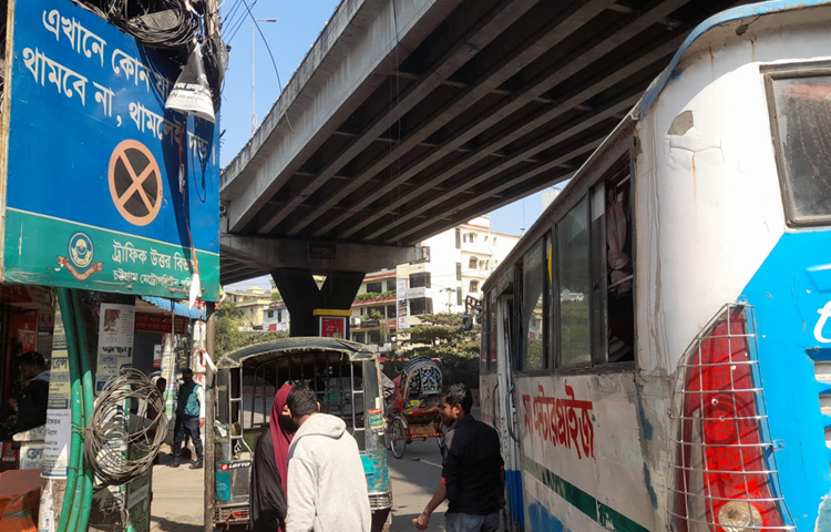 চট্টগ্রাম মহানগরীর গণপরিবহনে চলছে চরম বিশৃঙ্খলা। ‘বাস থামিবে না’ কিংবা ‘বাস থামিবে’ সাইনবোর্ডগুলোর স্থানে দেখা যায় ঠিক উল্টো চিত্র। ট্রাফিকের নিষ্ক্রিয়তায় যানজটে ভোগান্তি পোহাতে হচ্ছে নগরবাসীকে। ছবি: ইকবাল হোসেন