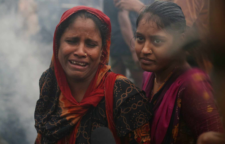 আগুনে সর্বস্ব খুইয়ে এখন চোখে অন্ধকার দেখছেন সেখানকার বাসিন্দারা। ছবি: মাহবুব আলম