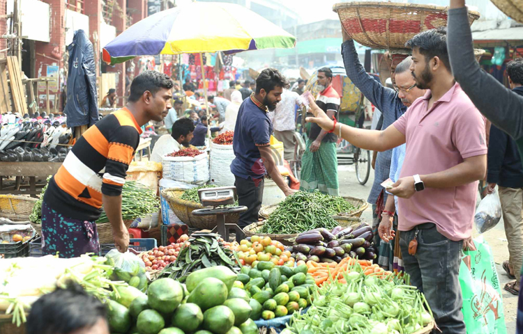 শীতের মধ্যেও বাড়তি শাক-সবজির দাম। একটু কম দামে কেনার আসায় কাওরানবাজারে ভিড় করছেন ক্রেতারা। ছবি: মাহবুব আলম
