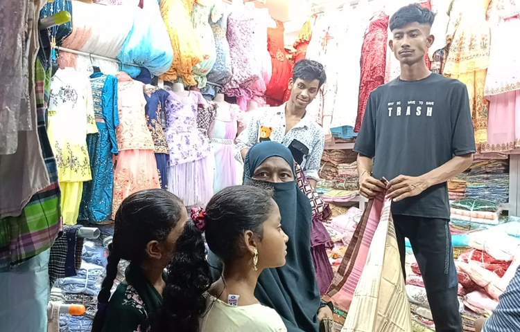 গরম আর রোজার ক্লান্তিকে উপেক্ষা করেই ঈদের আনন্দকে দ্বিগুণ করতে পোশাক কেনাকাটায় ব্যস্ত সবাই। ছবি: আয়শা সিদ্দিকা আকাশী