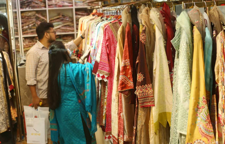 বন্ধু, প্রিয়জন ও পরিবারসহ ঈদ কেনাকাটা করছেন অনেকেই। ছবি: মাহবুব আলম