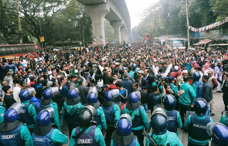 পিলখানায় বিডিআর বিদ্রোহের ঘটনায় বিডিআরের নিরপরাধ জওয়ানদের মুক্তির দাবিতে কেন্দ্রীয় শহীদ মিনার থেকে যমুনায় পদযাত্রা শুরু করেন পরিবারের সদস্য ও বৈষম্যবিরোধী ছাত্র আন্দোলনের সদস্যরা। ছবি: বিপ্লব দীক্ষিত