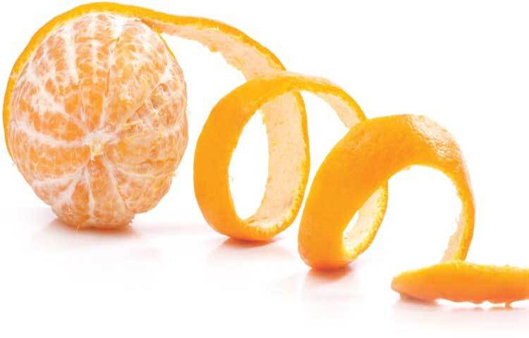 মসুর ডালের সঙ্গে কমলার খোসা পিষে মুখে লাগালে দাগ দূর হয়। এতে গায়ের রংও উজ্জ্বল হয়।