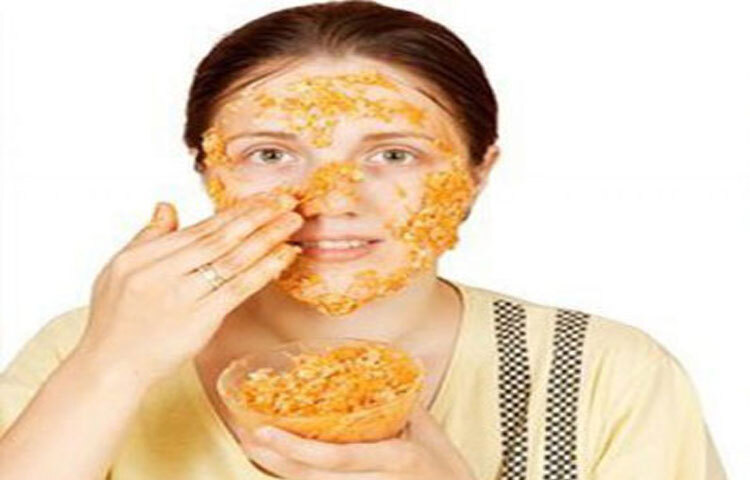 কমলার খোসা ট্যানিং দূর করতে সাহায্য করে। প্রথমে কমলার খোসাগুলো রোদে শুকিয়ে নিন। এরপর গুঁড়ো করে মধুর সঙ্গে মিশিয়ে মুখে লাগান। দশ মিনিট পর মুখ ধুয়ে ফেলুন। এতে আপনার মুখের কালচে ছোপ কেটে যাবে।