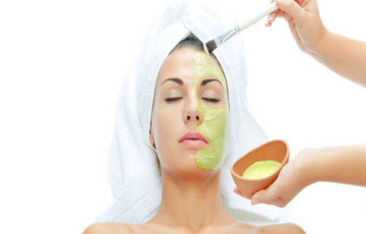 নাক হোক বা মুখের যে কোনও জায়গায় ব্ল্যাকহেডসের সমস্যা থাকলে এই ফেসপ্যাকটি খুব উপকারী হবে। মুখে দশ মিনিট রেখে পানি দিয়ে ধুয়ে ফেলুন। মাত্র কয়েক মিনিটেই হারিয়ে যাবে কালো কালো দাগ।