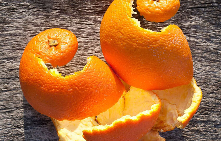 অল্প গোলাপজলে কমলার খোসার গুঁড়ো মিশিয়ে মুখে লাগালে ব্রণের সমস্যা দূর হয়।