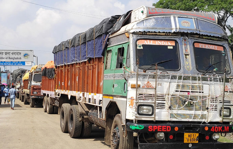 ঈদ ও বাংলা নববর্ষ উদযাপন উপলক্ষে টানা পাঁচদিন বন্ধের পর বেনাপোল-পেট্রাপোল স্থলবন্দর দিয়ে ভারত ও বাংলাদেশের মধ্যে আমদানি-রপ্তানি কার্যক্রম শুরু হয়েছে। ছবি: জামাল হোসেন