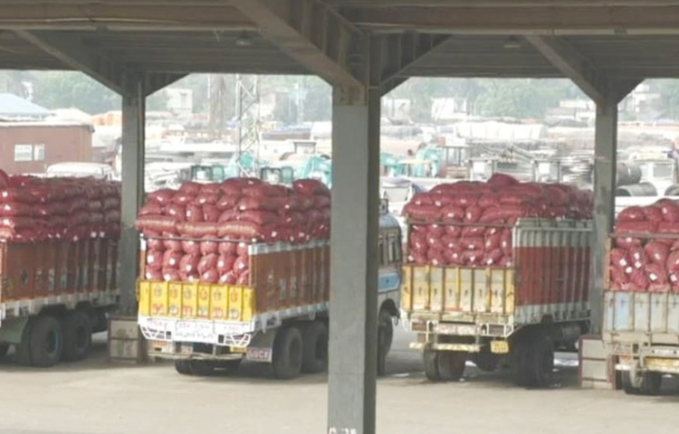 রমজানে চাহিদা বাড়ায় বেনাপোল স্থলবন্দর দিয়ে আবারও ভারত থেকে আলু আমদানি করা হয়েছে। চারটি চালানে ভারতের পেট্রাপোল বন্দর দিয়ে ৪টি চালানে এক হাজার মেট্রিক টন আলু আমদানি করা হয়েছে। ছবি: জামাল হোসেন