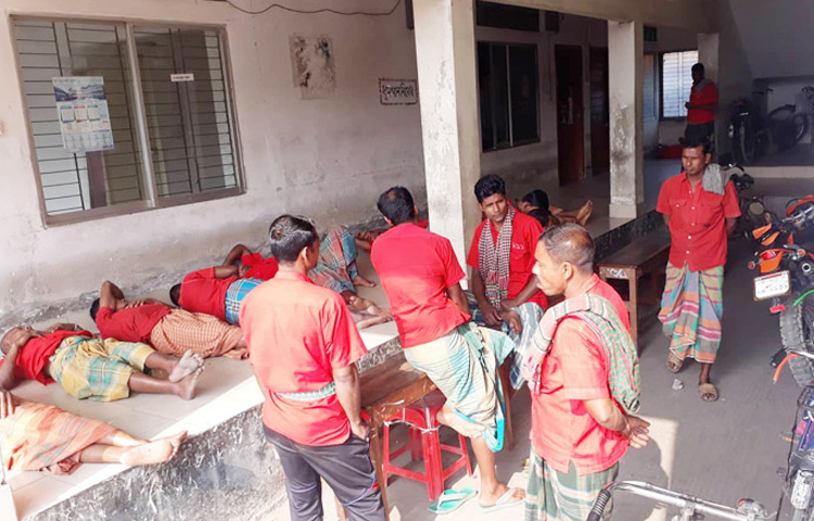 সারাদেশে চলমান দাবদাহের কারণে প্রচণ্ড গরমে একটানা কাজ করতে পারছেন না বেনাপোল বন্দরের হ্যান্ডলিং শ্রমিকরা। ফলে ট্রাকে পণ্য ওঠানামায় যেমন ধীর গতি দেখা দিয়েছে, তেমনি কমেছে তাদের দৈনিক আয়। ছবি: জামাল হোসেন