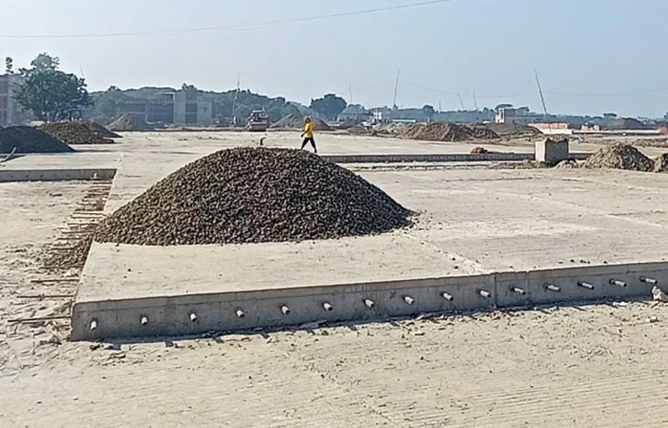 ভারতীয় সীমান্তরক্ষী বাহিনীর (বিএসএফ) বাধার মুখে বন্ধ হয়ে যাওয়া বেনাপোল স্থলবন্দরের কার্গো ভেহিকেল টার্মিনালের নির্মাণ কাজ আবারও শুরু হয়েছে। ছবি: জামাল হোসেন