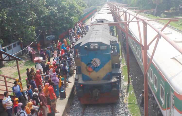 রেল যোগাযোগের নতুন যুগে প্রবেশ করলো বৃহত্তম স্থলবন্দর বেনাপোল ও সমুদ্রবন্দর মোংলা। দেশে ট্রেন চলাচলের দীর্ঘ ৭৩ বছর পর চালু হলো এই নতুন রুট। ছবি: জামাল হোসেন