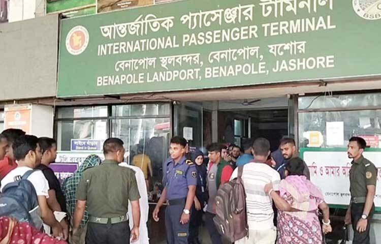 বেনাপোল হয়ে পাসপোর্টধারী যাত্রীদের ভারত-বাংলাদেশ যাতায়াত স্বাভাবিক হয়েছে। তবে তালিকাভুক্ত কোনো ব্যক্তিকে যেতে দেওয়া হচ্ছে না। ছবি: জামাল হোসেন
