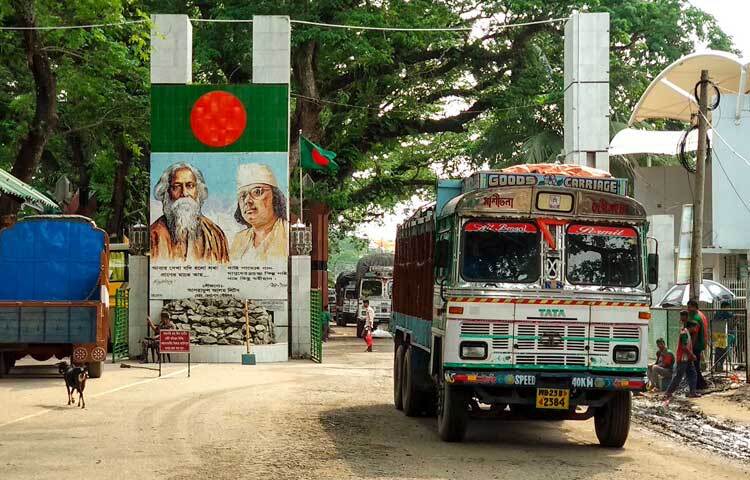 বেনাপোল বন্দরের বিপরীতে এশিয়ার বৃহত্তম স্থলবন্দর ভারতের পেট্রাপোলে আধুনিক মানের ‘প্যাসেঞ্জার টার্মিনাল’ উদ্বোধন করতে আসছেন ভারতের স্বরাষ্ট্রমন্ত্রী অমিত শাহ। আর তাই বাংলাদেশে চারদিনের জন্য বন্ধ থাকছে এ পথে আমদানি-রপ্তানি। ছবি: মো. জামাল হোসেন