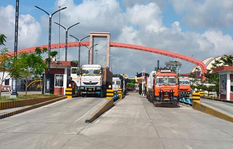 ছুটি শেষে বেনাপোলে আমদানি-রপ্তানি শুরু হয়েছে। সকাল থেকে দুই বন্দরের মধ্যে পণ্যবোঝাই ট্রাক আসা-যাওয়া করছে। ছবি: মো. জামাল হোসেন